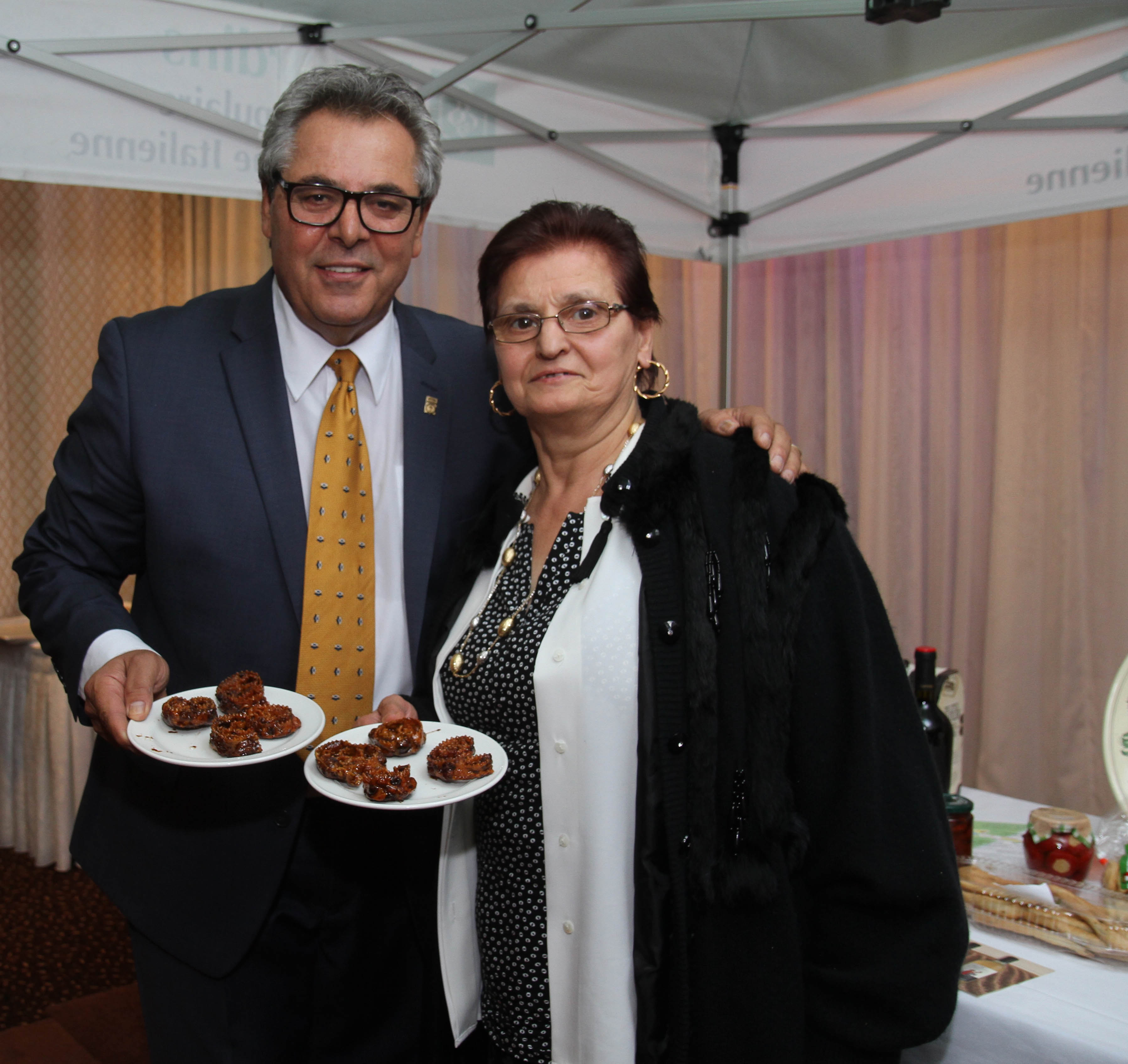 Cav. Rocco Mattiace e Lina Parlati produttrice delle cartellate